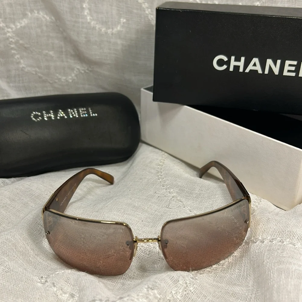 CHANEL | Accessories | Chanel Almost New 495b Sunglasses  display picture 3